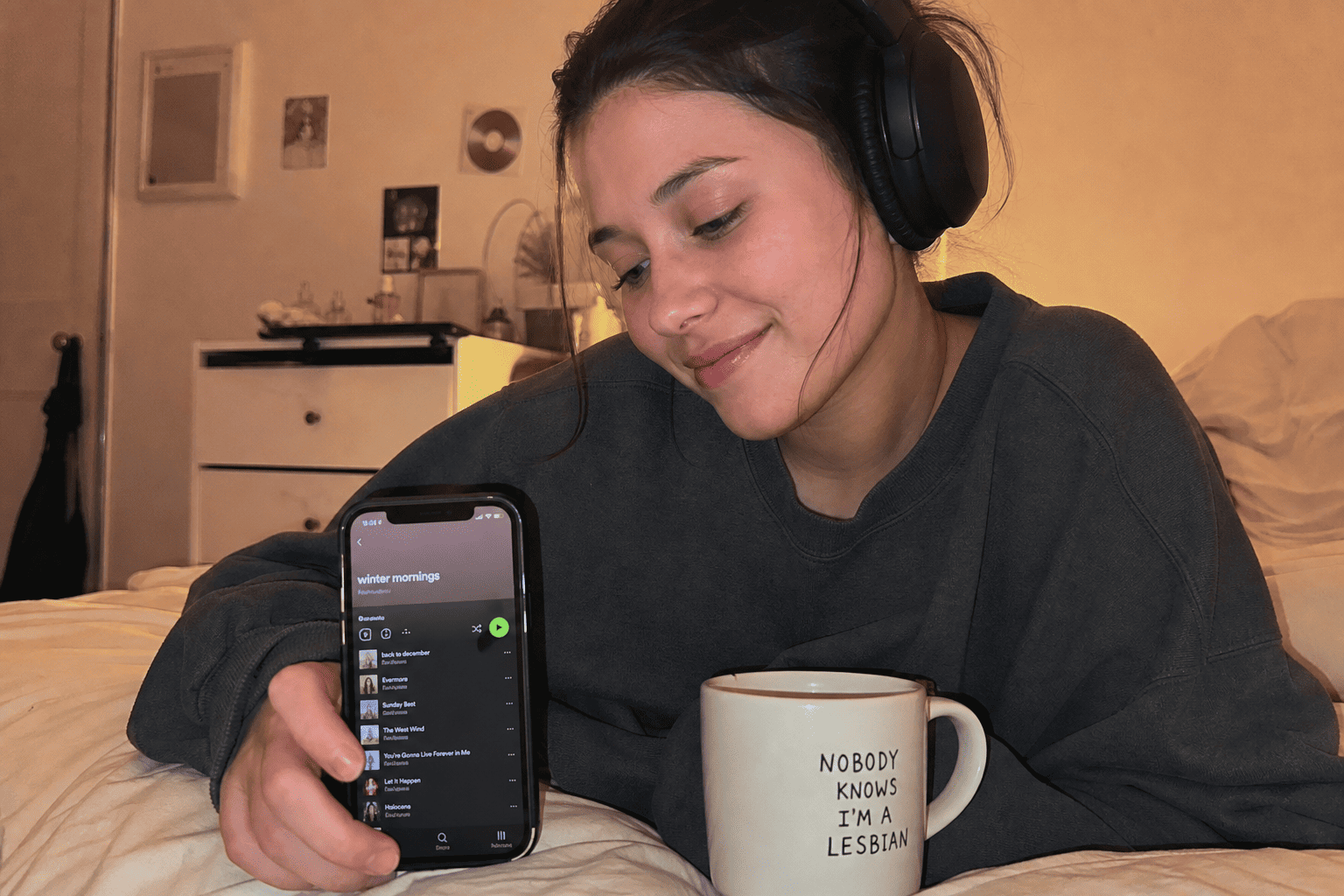 Experience gift ideas for long distance couples — a shared playlist you listen to together